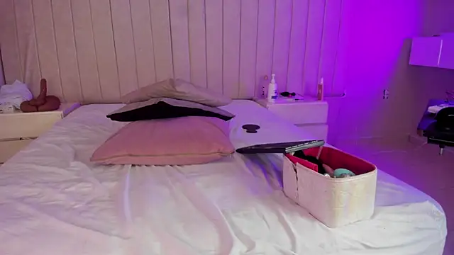 Littleolivia  online show from December 4, 12:51 pm