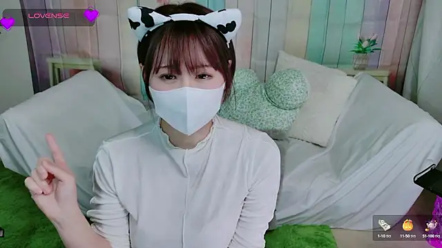 Snapshot of SERA-xx- chatting on October 4, 5:24 am SERA-xx- online show from October 4, 5:24 am