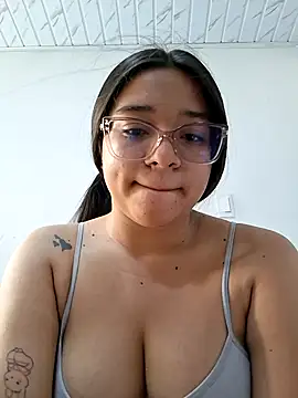 -VICKKY online show from June 20, 7:50 pm