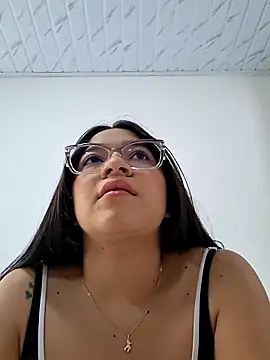 -VICKKY online show from February 2, 2:05 pm