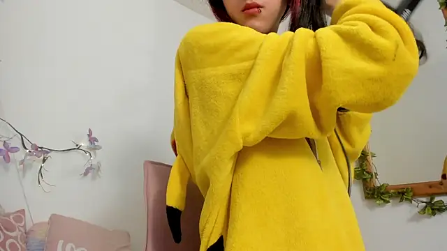 Snapshot of BonnieCute_ chatting on October 14, 12:13 am BonnieCute online show from October 14, 12:13 am