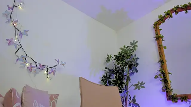 Snapshot of BonnieCute_ chatting on October 1, 12:26 am BonnieCute online show from October 1, 12:26 am