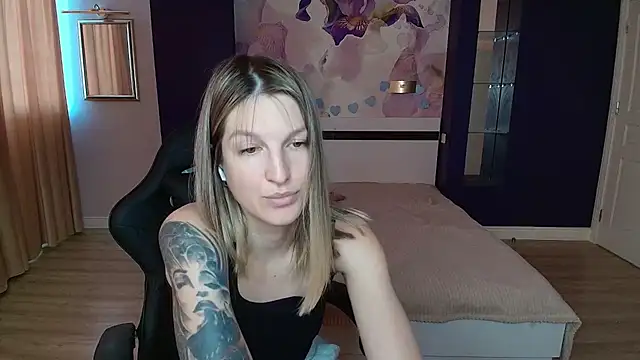EmilyWalkeri online show from July 9, 8:50 am