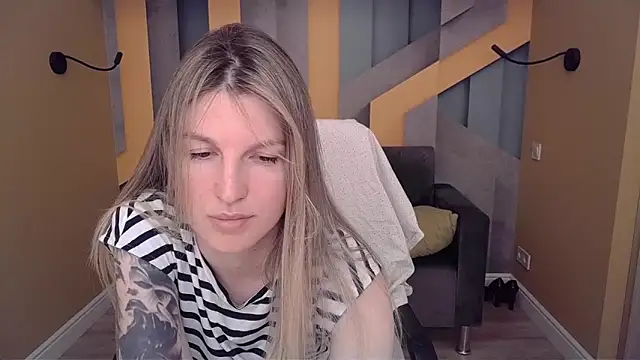 EmilyWalkeri online show from June 14, 7:42 am