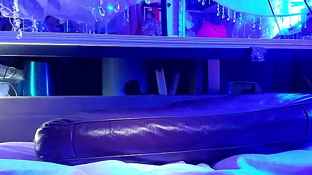 gurlnips online show from October 26, 10:00 am