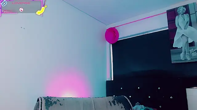 Kendall hornyy online show from May 7, 8:01 pm