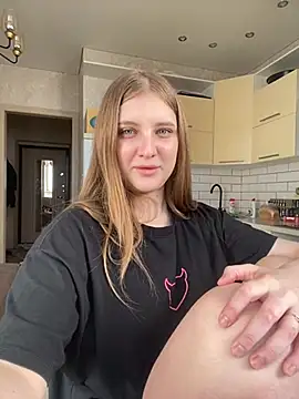 MollyDolle online show from April 28, 1:15 pm