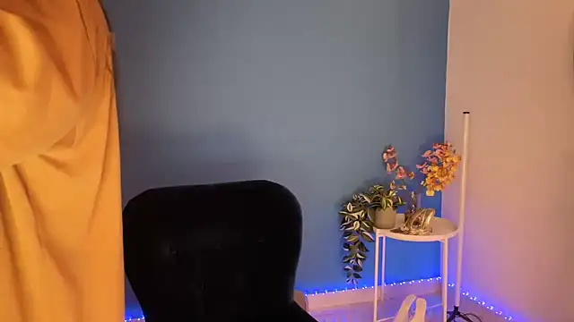 Snapshot of NaughtyMe chatting on October 13, 6:27 am NaughtyMe online show from October 13, 6:27 am