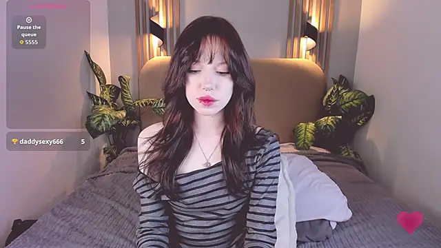 NikkiMiltons online show from December 14, 2:45 pm