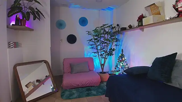 Elliee  online show from November 11, 7:00 pm