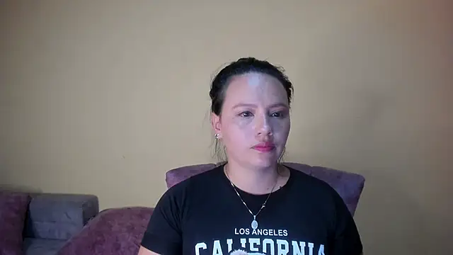 lauraguzman online show from March 25, 2:28 am