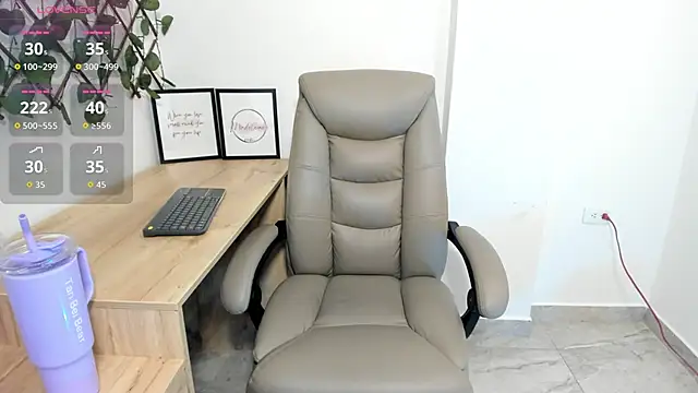 Madeleine  w online show from November 28, 1:19 am