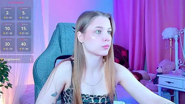 CuteMousee online show from December 14, 9:15 am