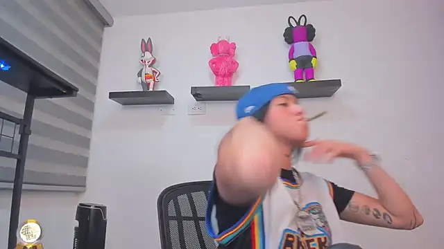 Gangster Girl online show from May 3, 5:33 am