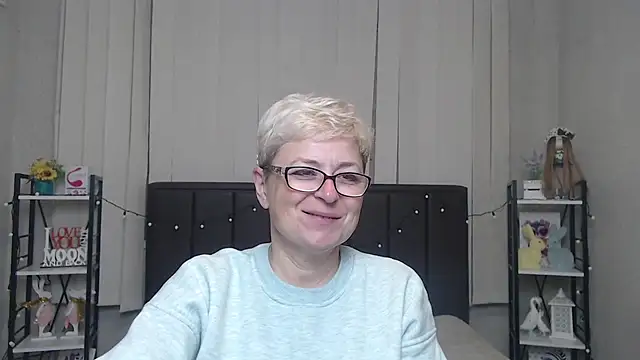 Snapshot of EmiliaGree chatting on October 10, 5:01 am EmiliaGree online show from October 10, 5:01 am