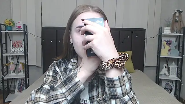 LauraHlot online show from October 13, 5:54 am