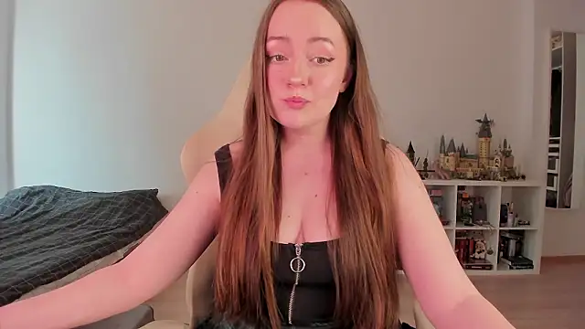 WalkingGirl online show from March 18, 1:05 pm