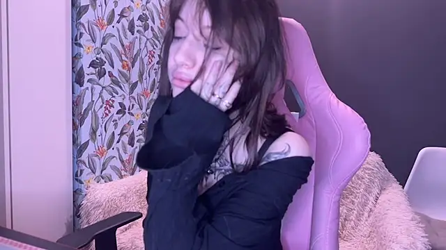 moundliicht1 online show from May 2, 9:29 pm