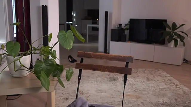 EsmaCrumbley online show from March 18, 5:45 am