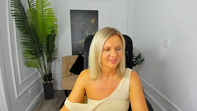 AgathaKlouin online show from October 2, 7:08 pm