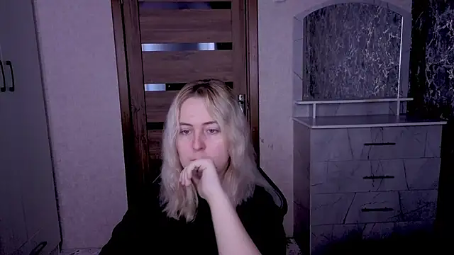 Kristy-Max online show from April 29, 8:47 pm
