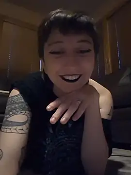 lovelylucyy online show from December 19, 11:41 pm