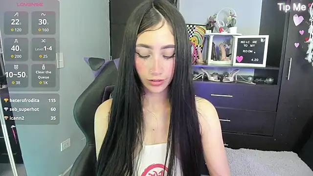 Snapshot of Emilytafur chatting on October 10, 10:47 pm Emilytafur online show from October 10, 10:47 pm