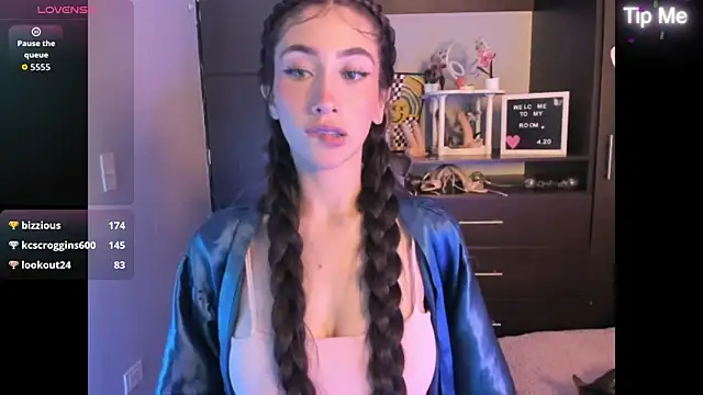 Snapshot of Emilytafur chatting on October 4, 8:35 pm Emilytafur online show from October 4, 8:35 pm