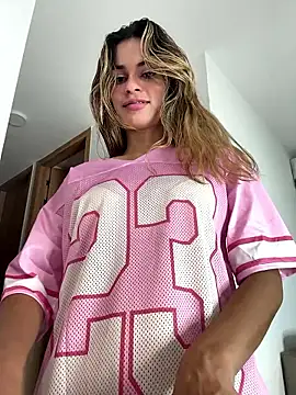 cuteluci  online show from June 21, 3:27 pm