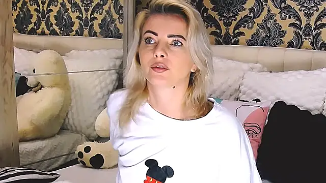 Snapshot of Aly_girl1 chatting on October 5, 9:03 am Aly girl1 online show from October 5, 9:03 am