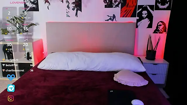 Lisa Moones online show from October 3, 3:28 pm