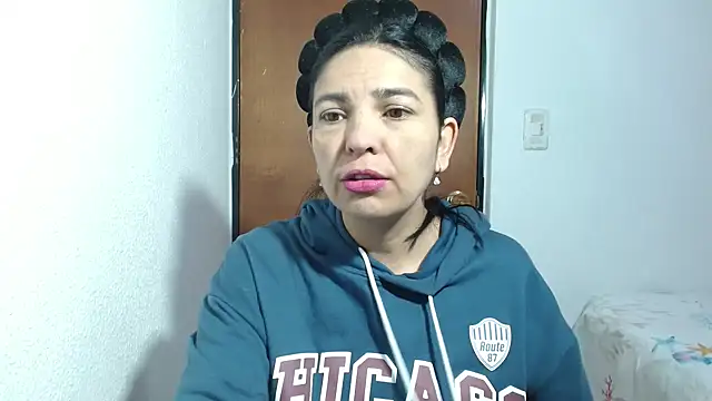 anybellucci43 online show from November 14, 12:05 pm