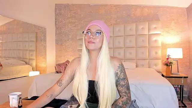 MelaniieRoux online show from July 28, 8:52 pm