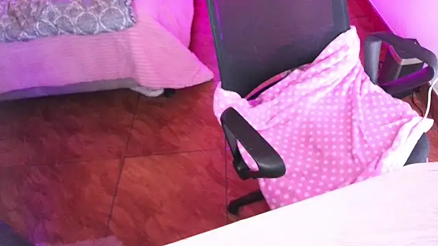 Snapshot of Emilyswan04 chatting on September 30, 1:33 am Emilyswan04 online show from September 30, 1:33 am