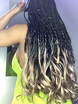 Snapshot of SZA_Doja chatting on October 13, 3:20 am SZA Doja online show from October 13, 3:20 am