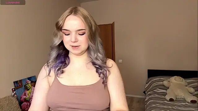 ZaraCreedon online show from February 4, 6:05 am