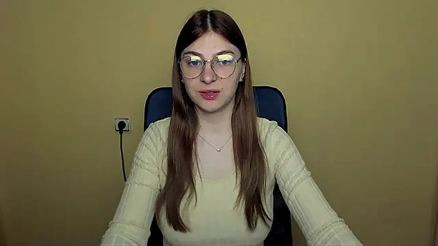 Luna Lush  online show from April 28, 8:40 am