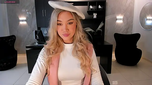 RebeccaHudson online show from June 5, 7:20 pm
