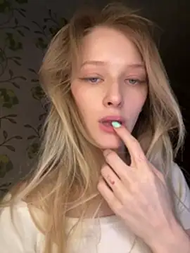 Evvie Summn1 online show from May 4, 3:38 pm