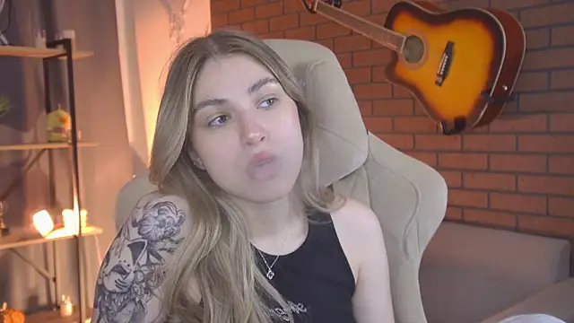 EllieCutes online show from April 30, 9:03 am