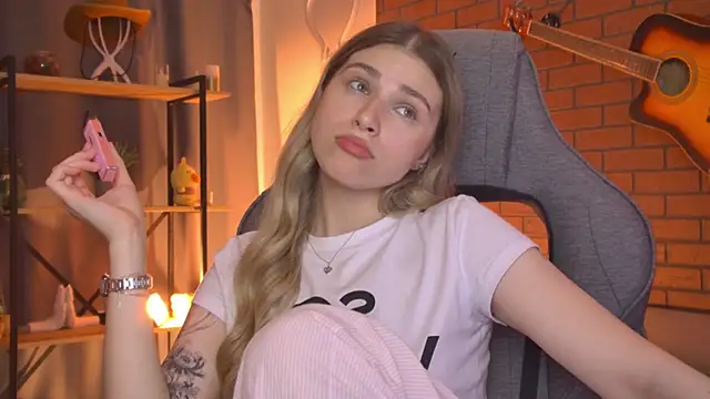 EllieCutes online show from July 14, 11:15 am