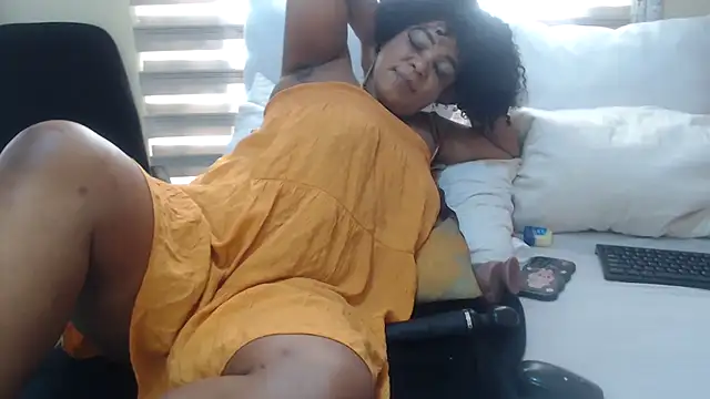 Foxybrownxx1 online show from June 27, 8:37 am