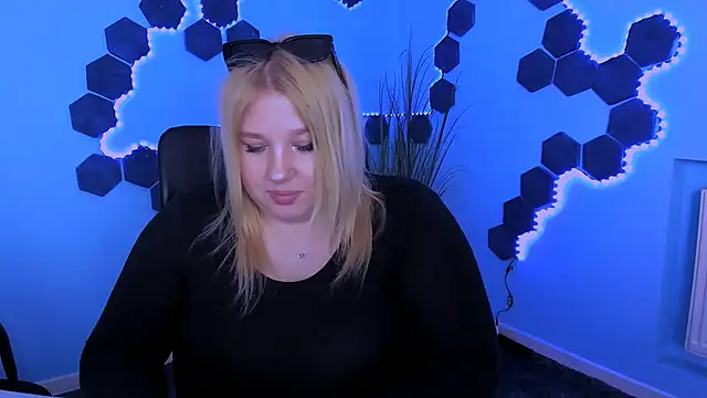 juli kisss online show from April 24, 1:47 pm