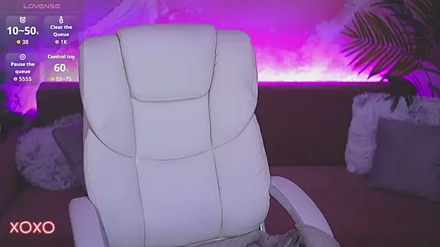 YourLolaBunny online show from December 19, 2:31 pm