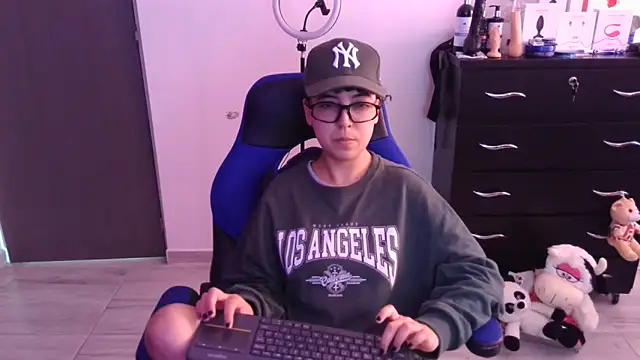 thomascooper7 online show from November 16, 7:03 pm