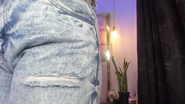 EmaJames25 online show from March 10, 6:45 pm