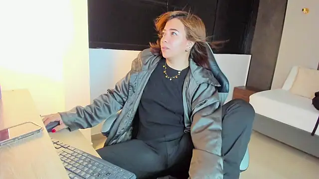 Snapshot of alma_fenix chatting on October 13, 12:30 pm alma fenix online show from October 13, 12:30 pm