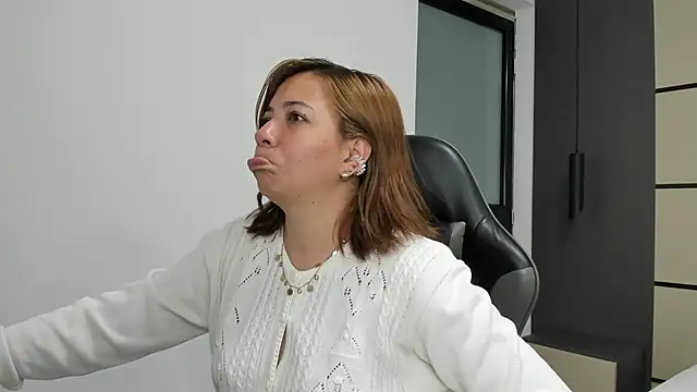 Snapshot of alma_fenix chatting on October 1, 12:32 pm alma fenix online show from October 1, 12:32 pm