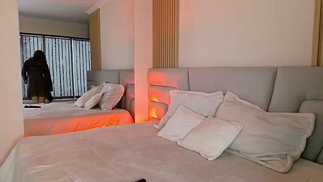 Zoe Benson online show from February 24, 12:04 pm