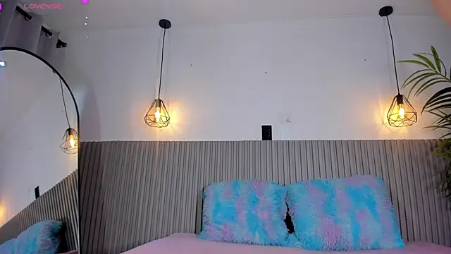 valentina lux online show from June 18, 7:19 pm